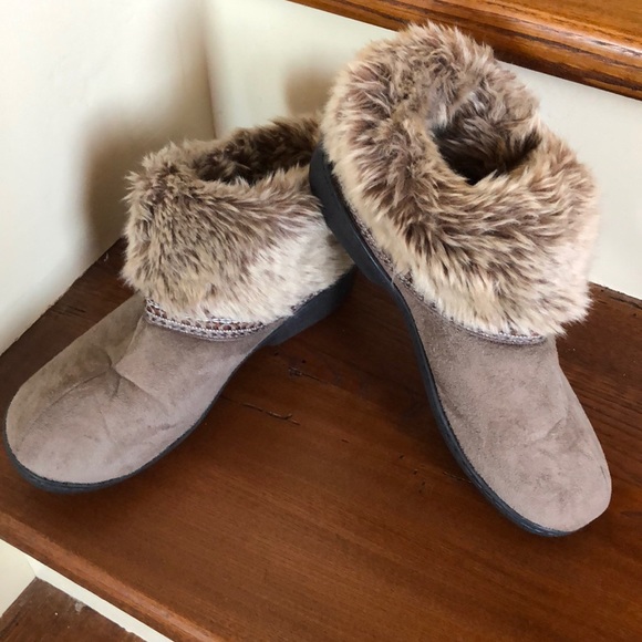 Cute Isotoner Slippers - Picture 1 of 6